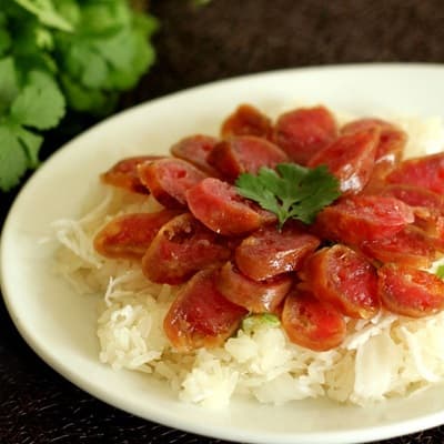 Đĩa xôi dừa lạp xưởng tươi completed với mỡ hành